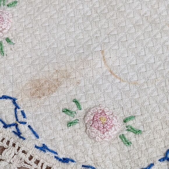 Vintage 1940's Handmade Embroidery & Crochet Doilies - Picture 6 of 16